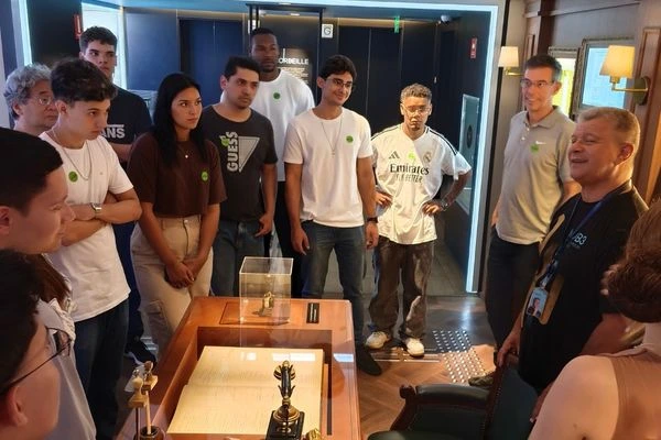 alunos no museu da B3 - 4.webp